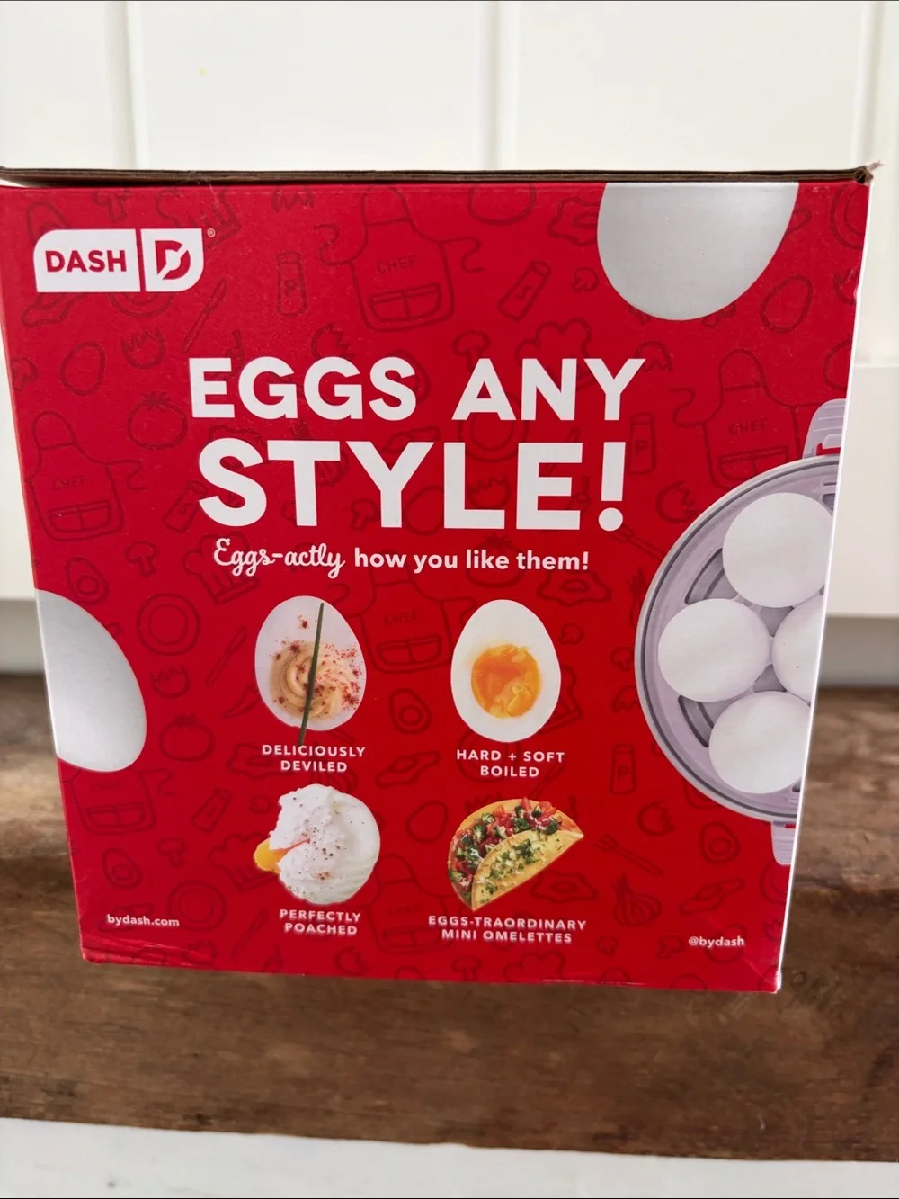 Dash Rapid Egg Cooker in Light Purple and White